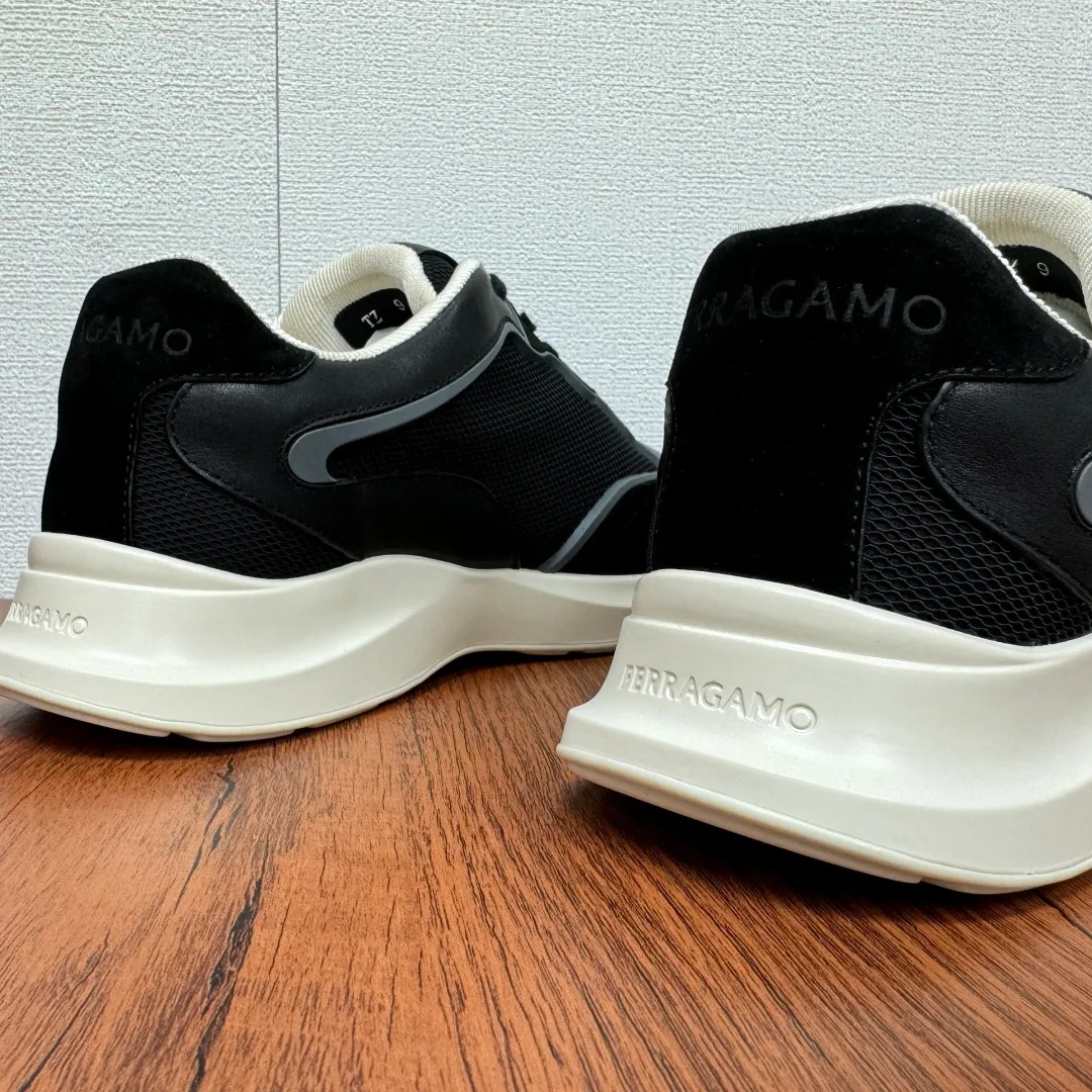 [Ferragamo] Top P: 720💰 Size: 39~44 (38 45 custom-made, non-returnable) Ferragam/Ferragamo Cancini buckle men's low-top casual shoes Spring and summer official website synchronized new thick-soled versatile sports shoes for men This urban-style casual shoe boldly combines a variety of fabrics, cleverly using high-tech mesh fabrics and smooth leather to create a unique high-end look, with side dropouts Cancini buckle, padded collar and tongue, and eye-catching lightweight rubber sole make the design even more sophisticated! The perfect blend of style and comfort. , the shoe body is outlined with exquisite lines, embellished with iconic elements, and equipped with comfortable sole technology to boost your pace. Whether you are walking on the street or exercising, you can show your extraordinary charm. Item number: F688525 Black.